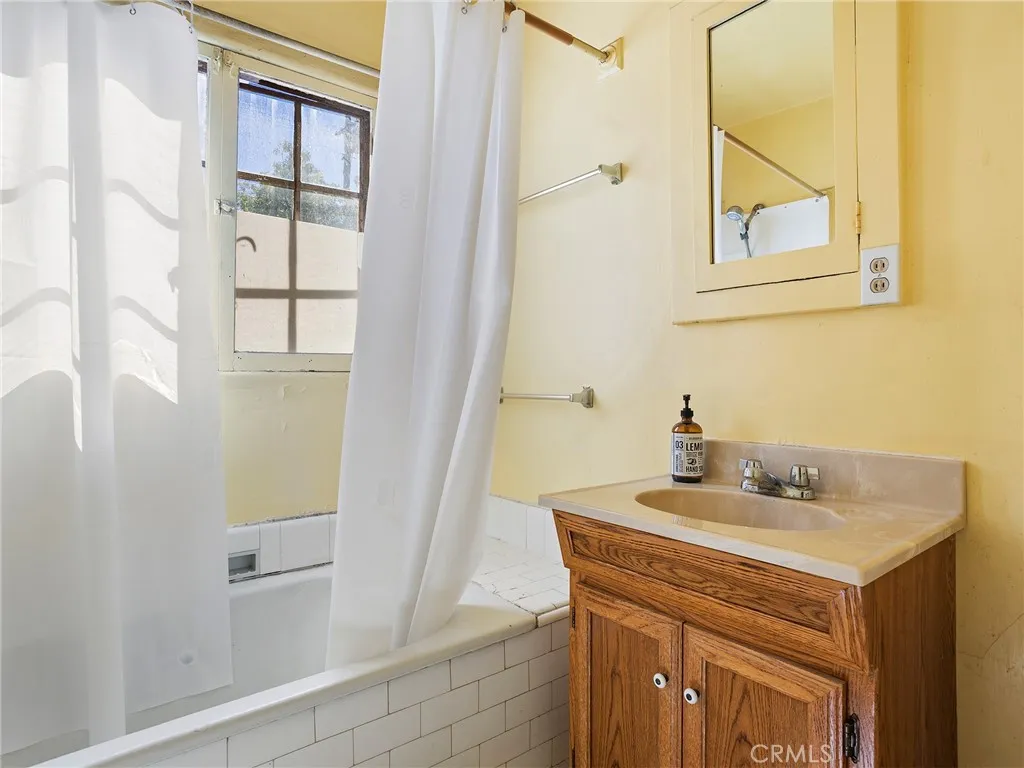 966 E Glenoaks Boulevard, Glendale, California 91207 home-pic-19