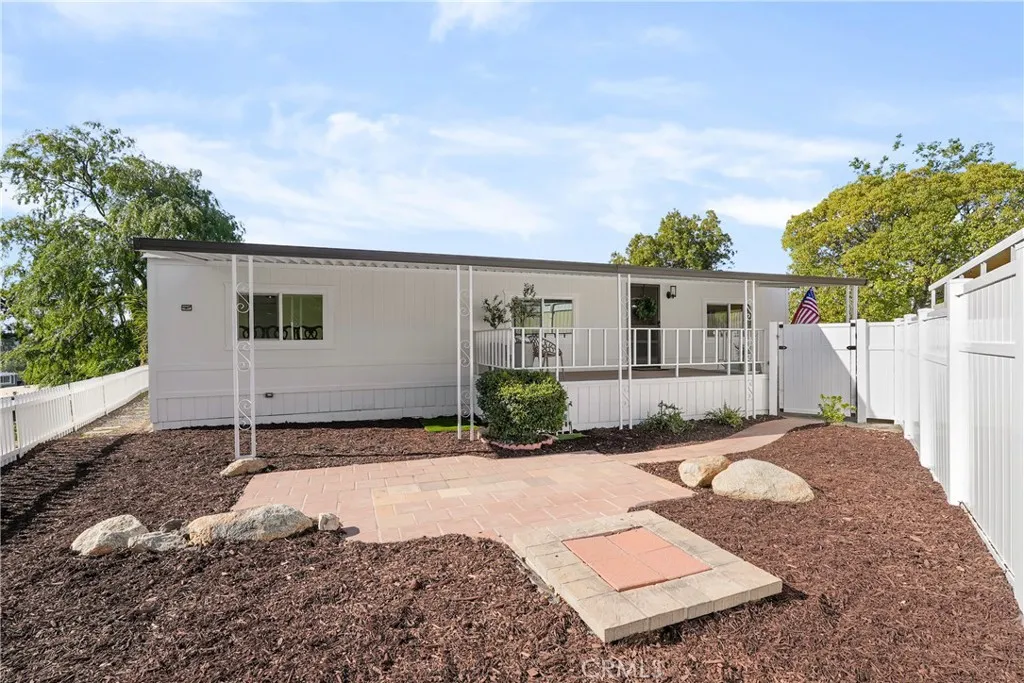 Enclosed side yard