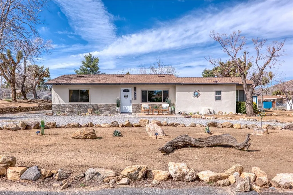 7432 Dumosa, Yucca Valley, California 92284 home-pic-1
