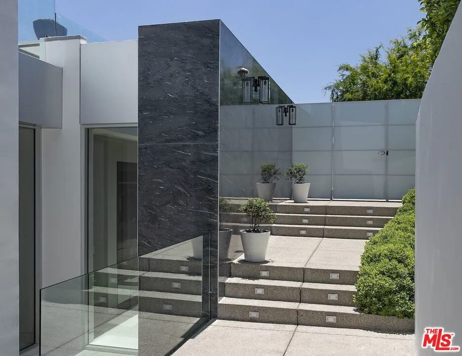 9150 Oriole Way, Los Angeles, California 90069 home-pic-9