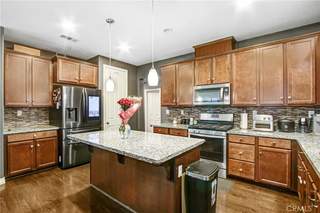 17582 Comfrey, San Bernardino, California 92407 home-pic-4