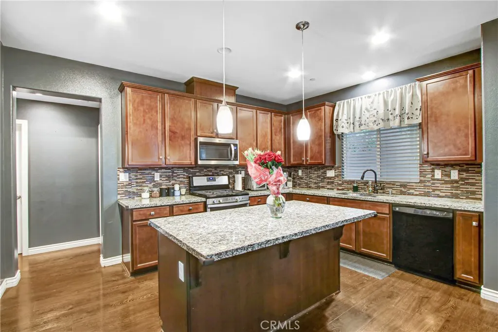 17582 Comfrey, San Bernardino, California 92407 home-pic-2