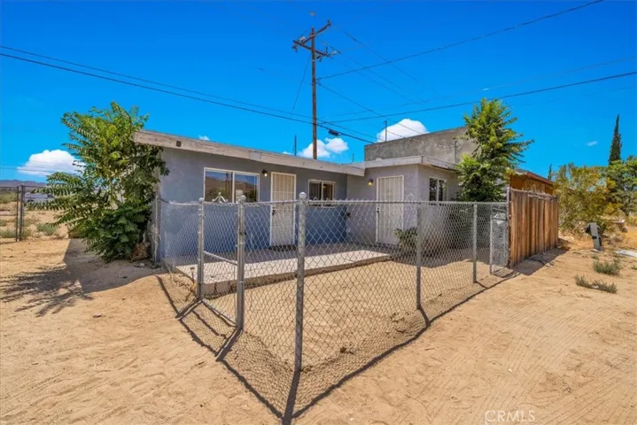 FENCED-IN FRONT AREA