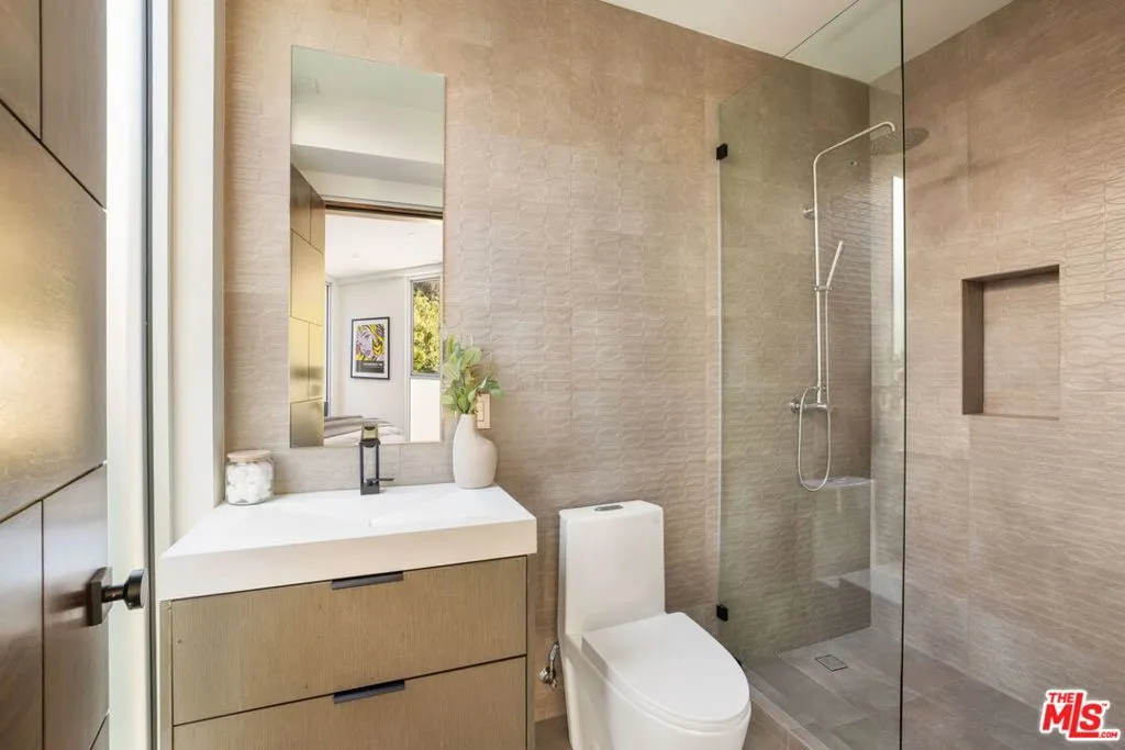 1116 Chantilly Road, Los Angeles, California 90077 home-pic-37