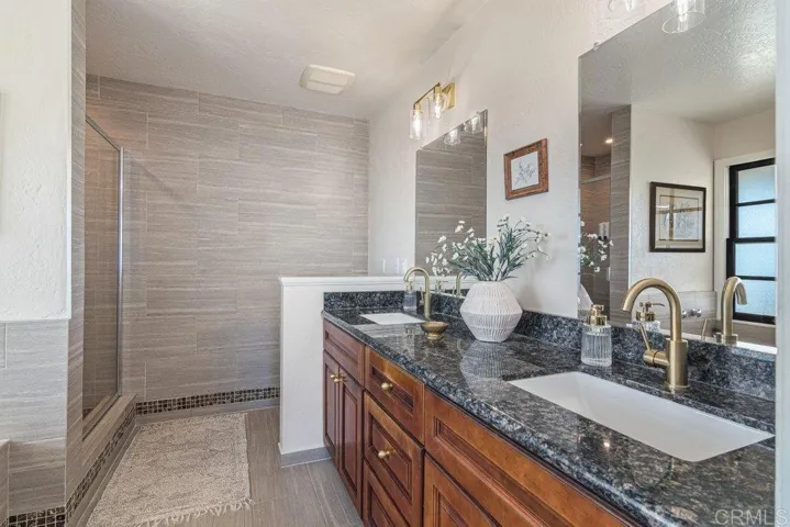 Main level master bath