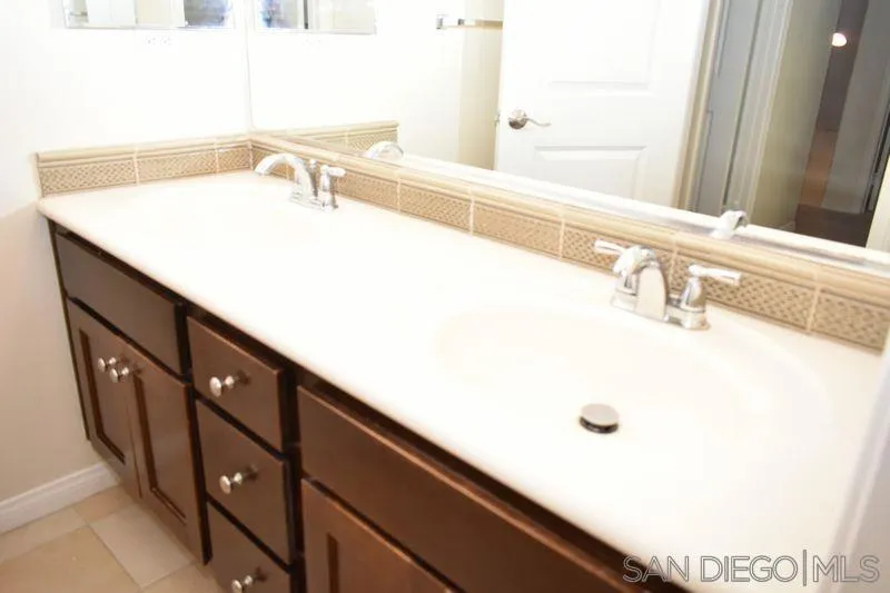 1437 Caminito Sicilia, Chula Vista, California 91915 home-pic-24