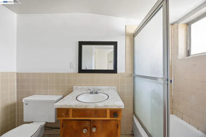Vacant unit bathroom