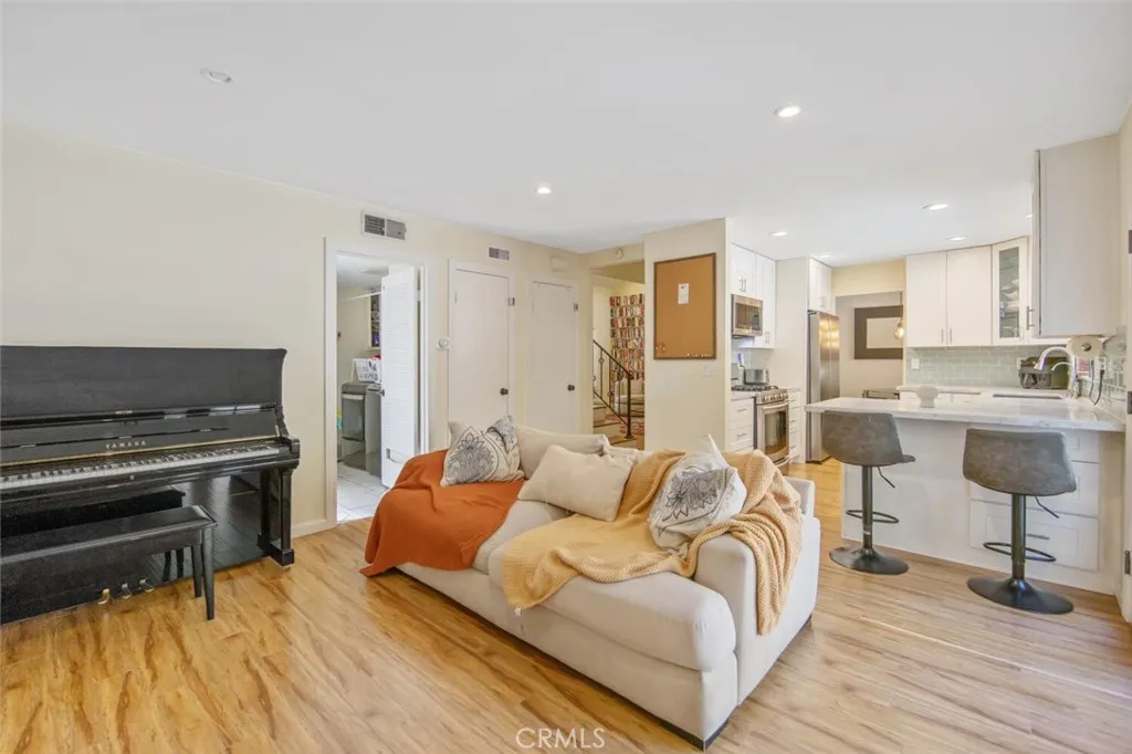 21961 Peppercorn, Saugus, California 91350 home-pic-16