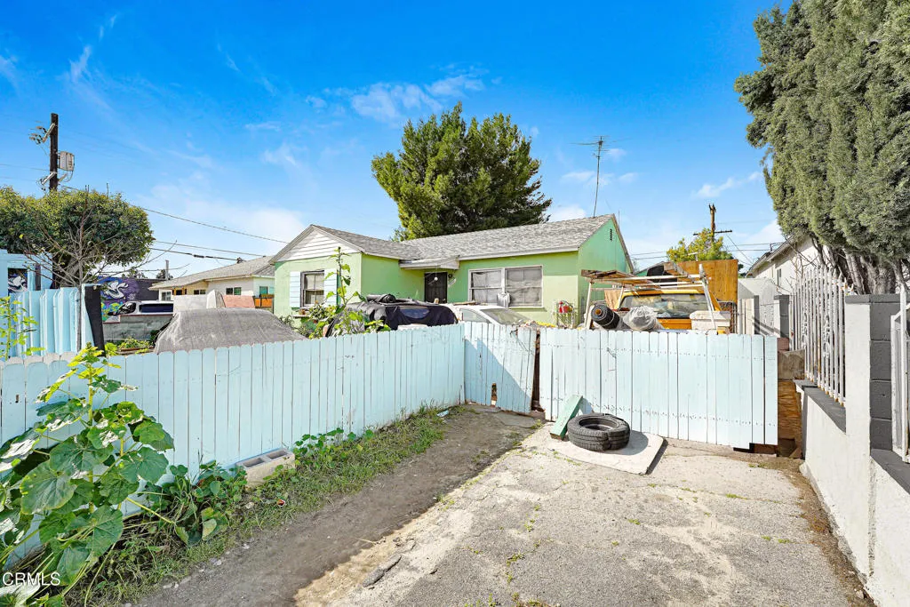 7227 Camellia Avenue, Los Angeles, California 91605 home-pic-1