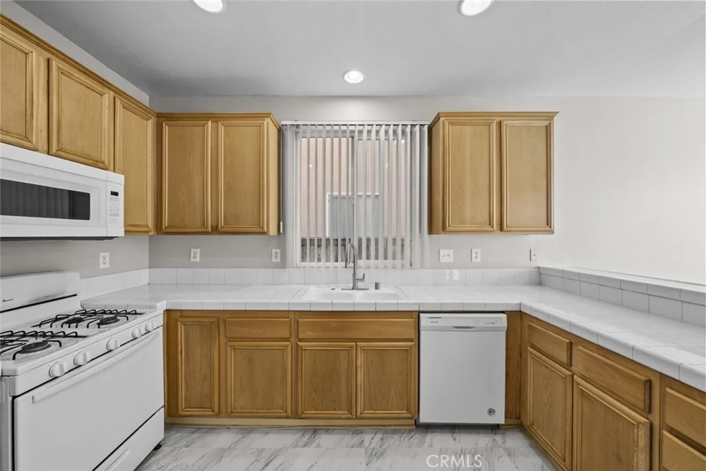 14323 Moon Valley Street, Victorville, California 92394 home-pic-10