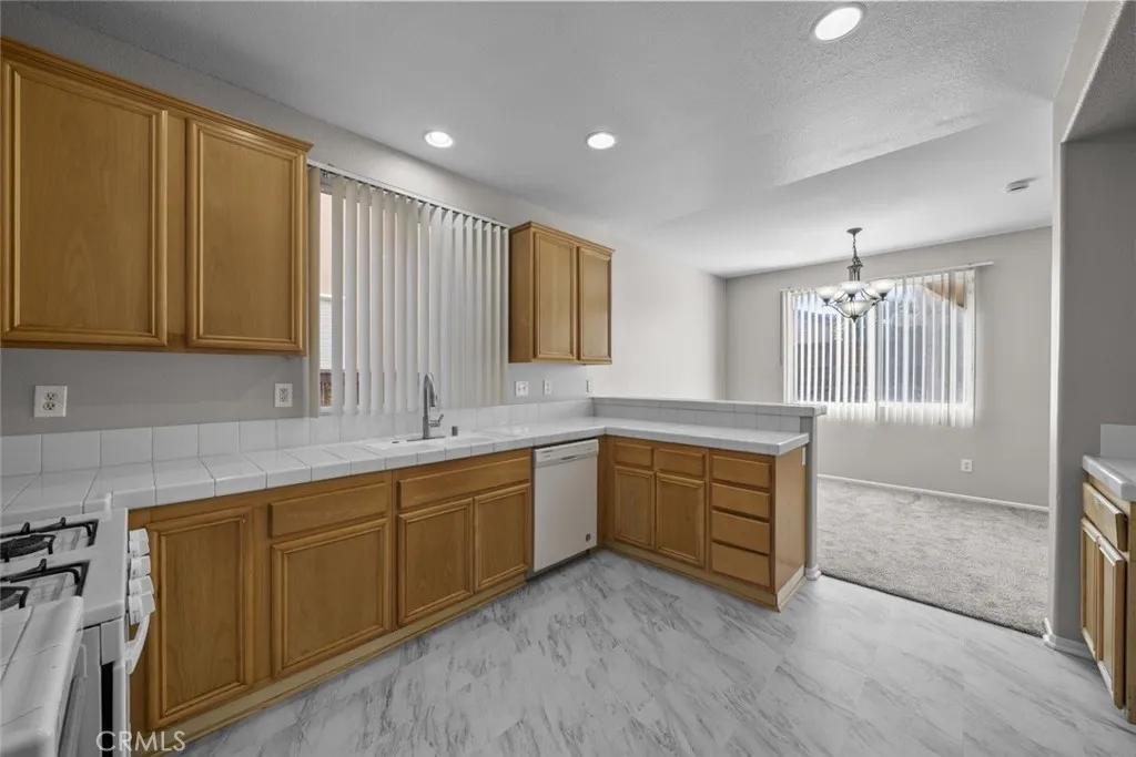 14323 Moon Valley Street, Victorville, California 92394 home-pic-12