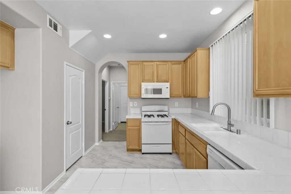 14323 Moon Valley Street, Victorville, California 92394 home-pic-9