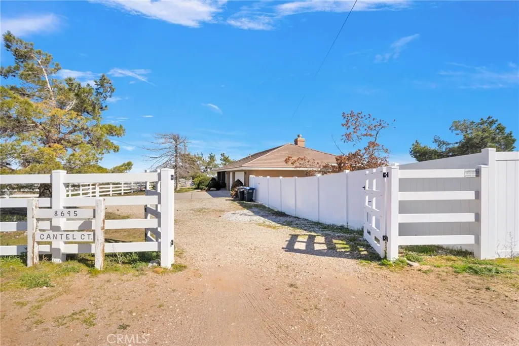 8695 Cantel Court, Oak Hills, California 92344 home-pic-4