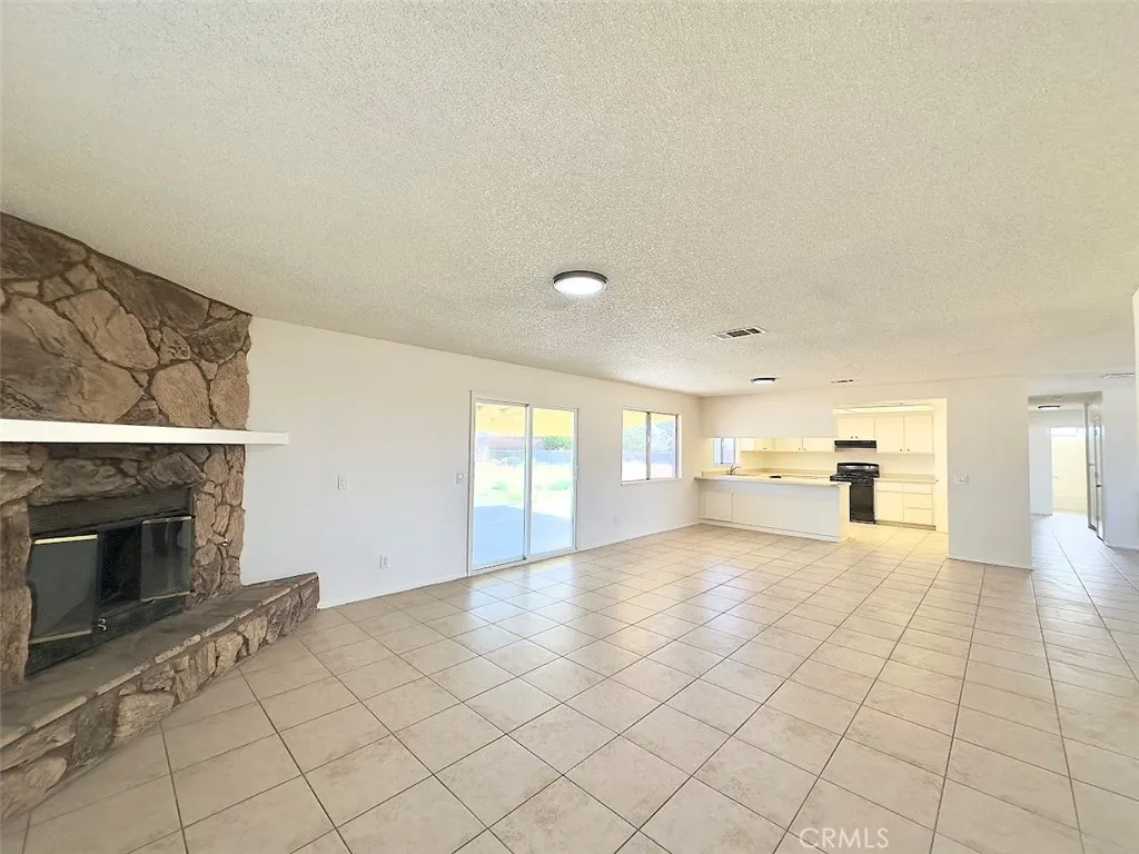 22311 Thunderbird Road, Apple Valley, California 92307 home-pic-6
