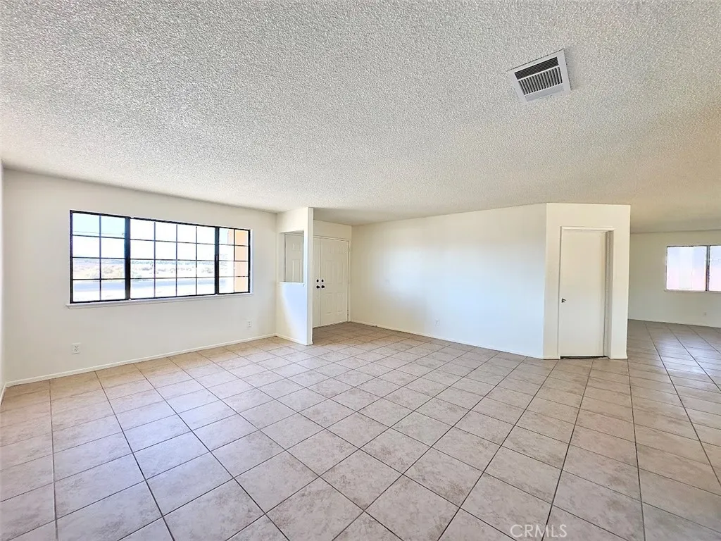 22311 Thunderbird Road, Apple Valley, California 92307 home-pic-3