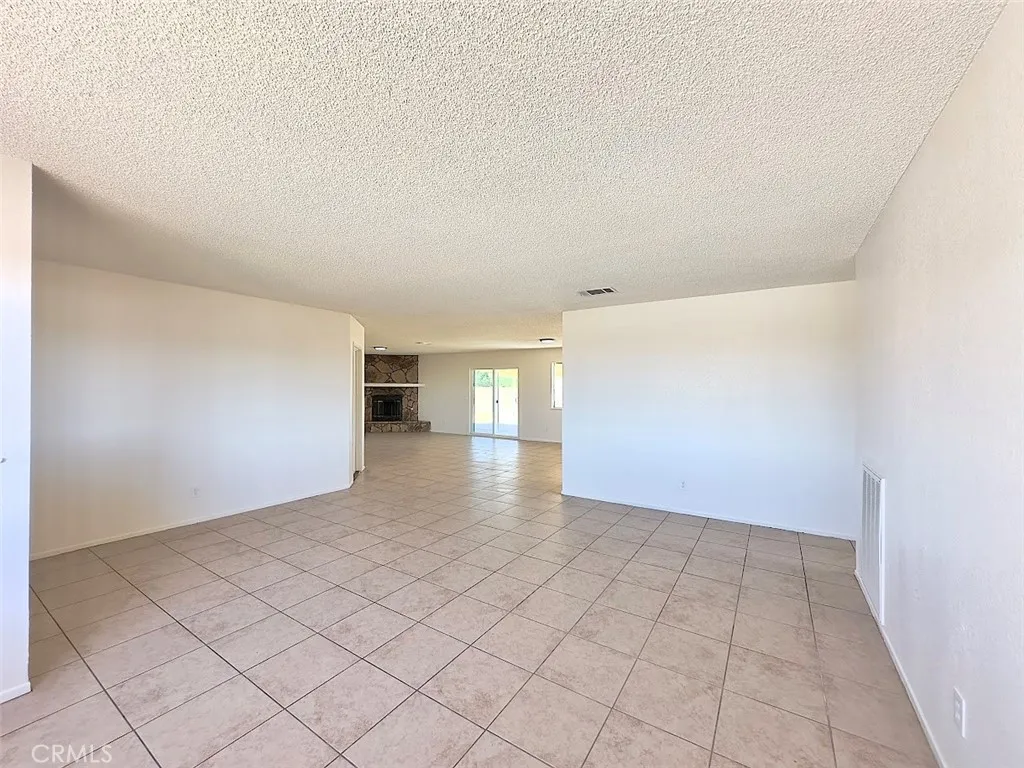 22311 Thunderbird Road, Apple Valley, California 92307 home-pic-4