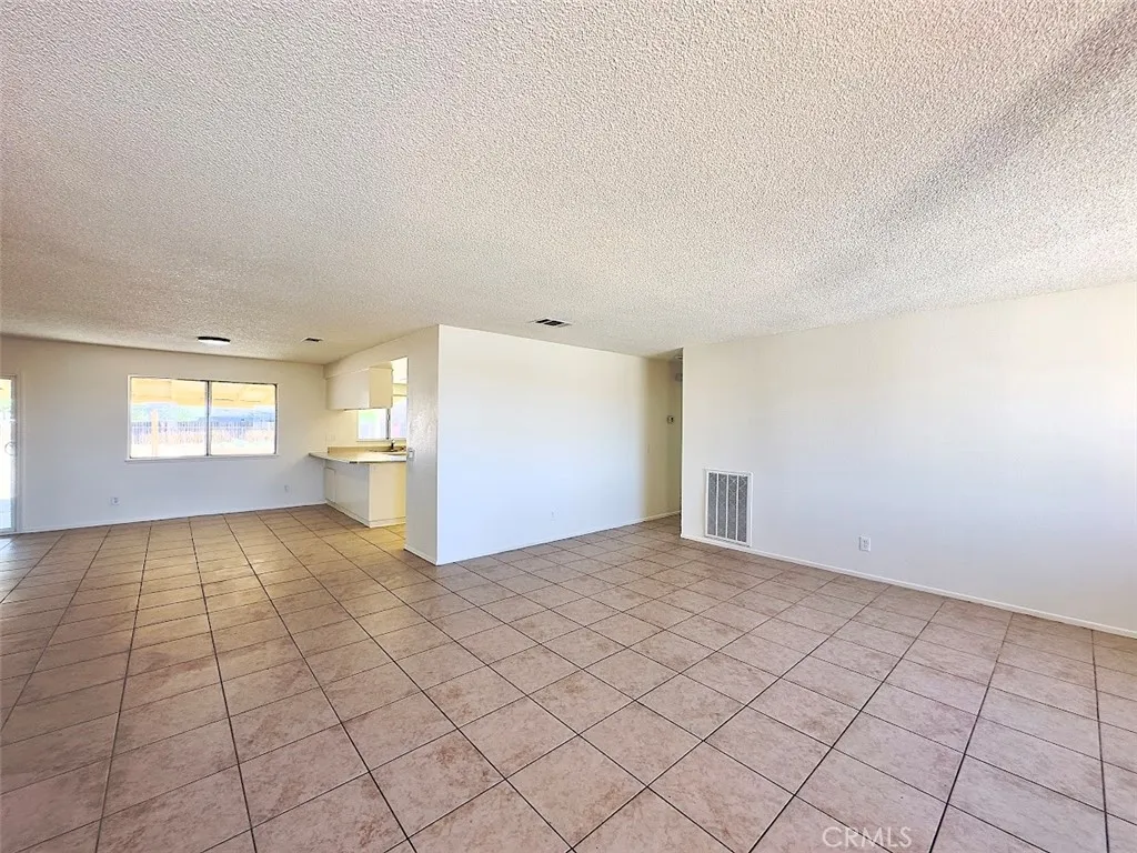 22311 Thunderbird Road, Apple Valley, California 92307 home-pic-2