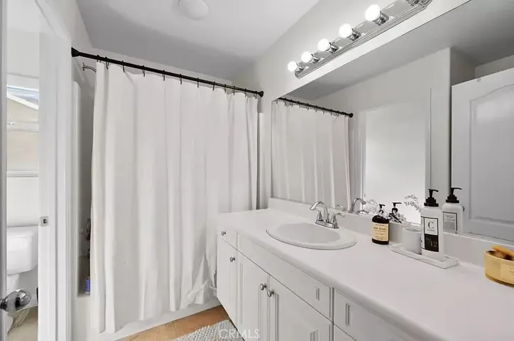 Upstairs guest bathroom
