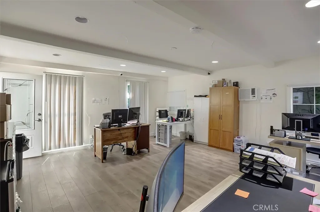23130 Oxnard Street, Woodland Hills, California 91367 home-pic-37