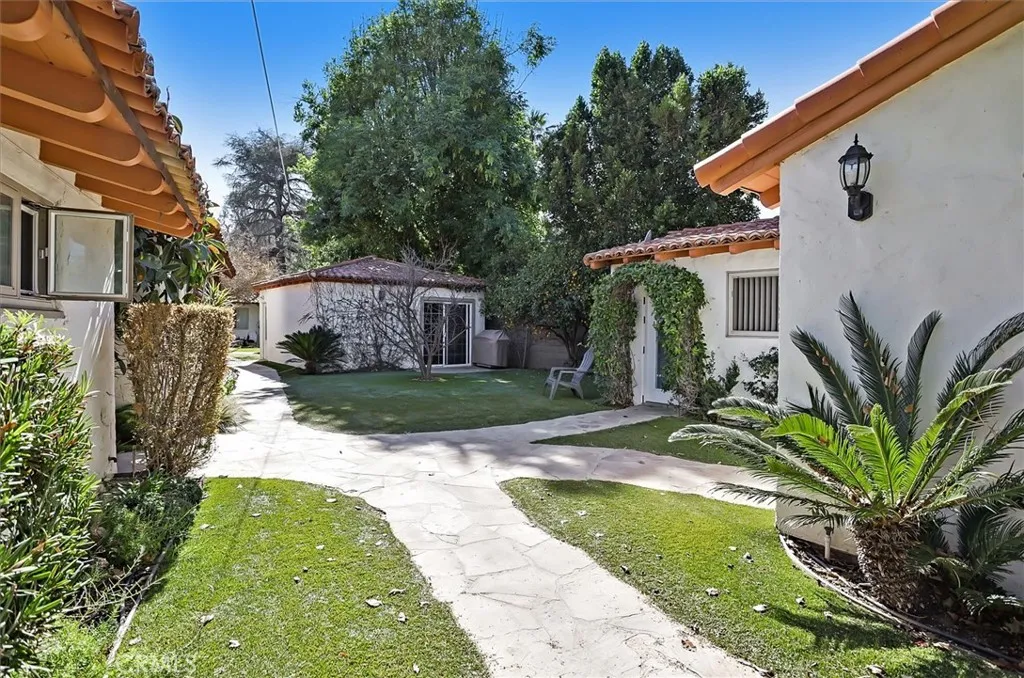 23130 Oxnard Street, Woodland Hills, California 91367 home-pic-39