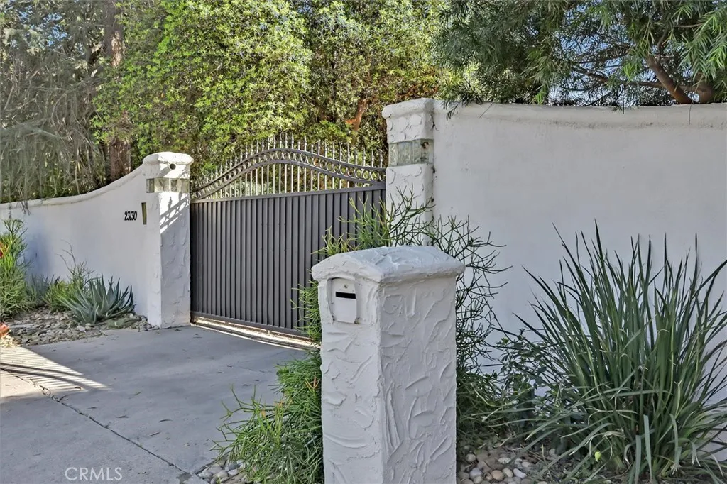 23130 Oxnard Street, Woodland Hills, California 91367 home-pic-2