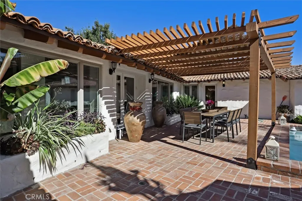 23130 Oxnard Street, Woodland Hills, California 91367 home-pic-20