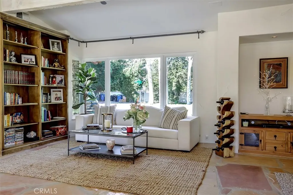 23130 Oxnard Street, Woodland Hills, California 91367 home-pic-7