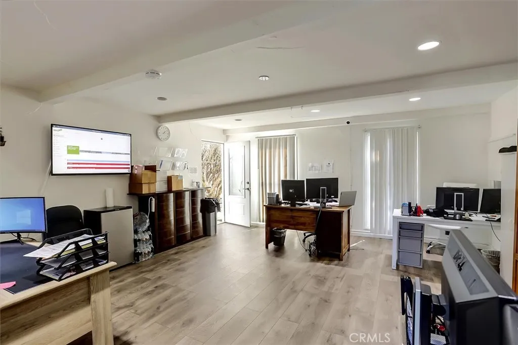 23130 Oxnard Street, Woodland Hills, California 91367 home-pic-35