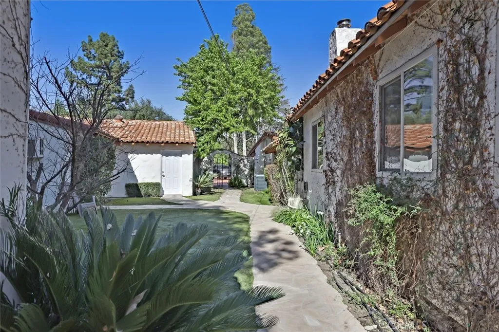 23130 Oxnard Street, Woodland Hills, California 91367 home-pic-34