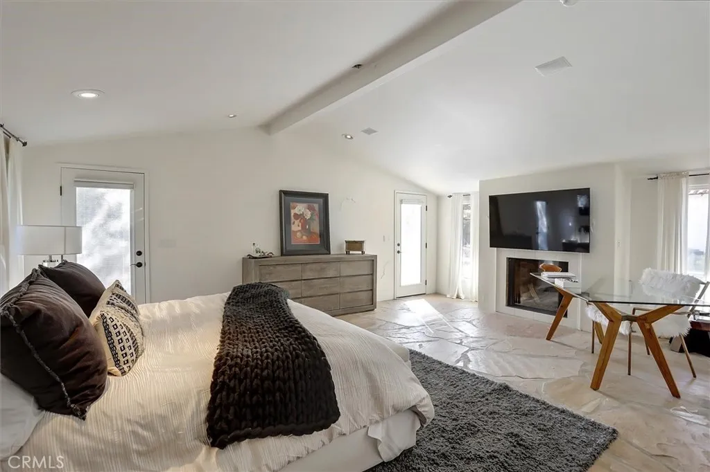 23130 Oxnard Street, Woodland Hills, California 91367 home-pic-15