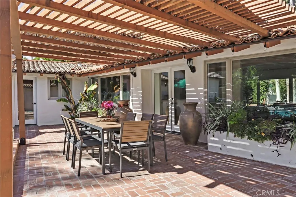 23130 Oxnard Street, Woodland Hills, California 91367 home-pic-19