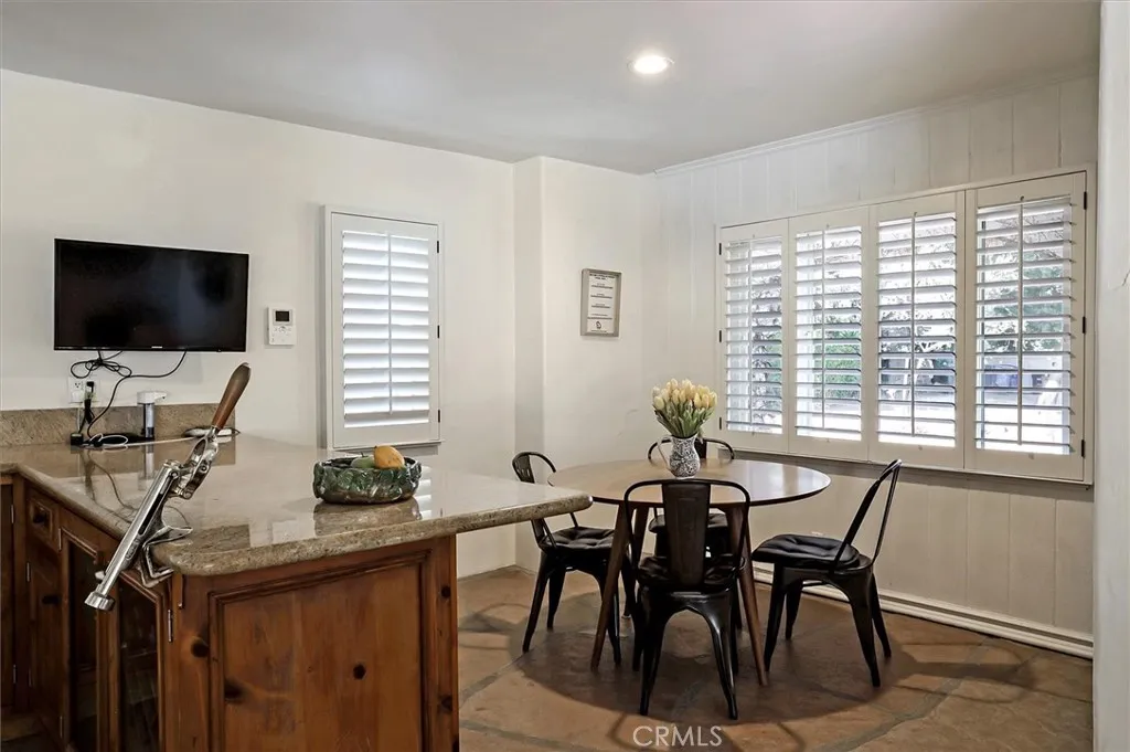 23130 Oxnard Street, Woodland Hills, California 91367 home-pic-10