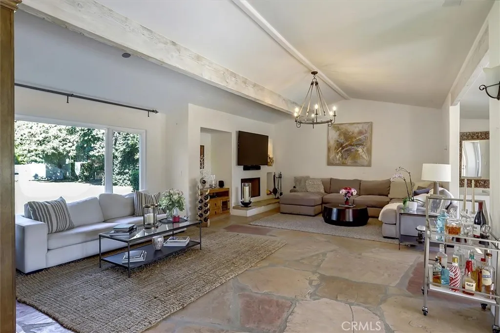 23130 Oxnard Street, Woodland Hills, California 91367 home-pic-6