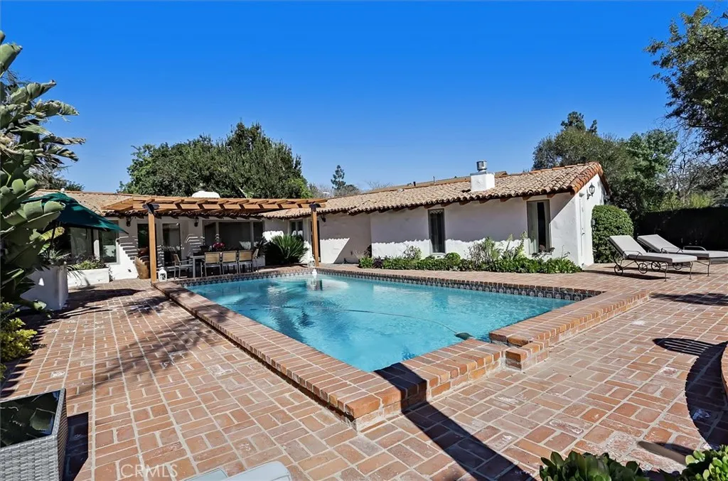 23130 Oxnard Street, Woodland Hills, California 91367 home-pic-26