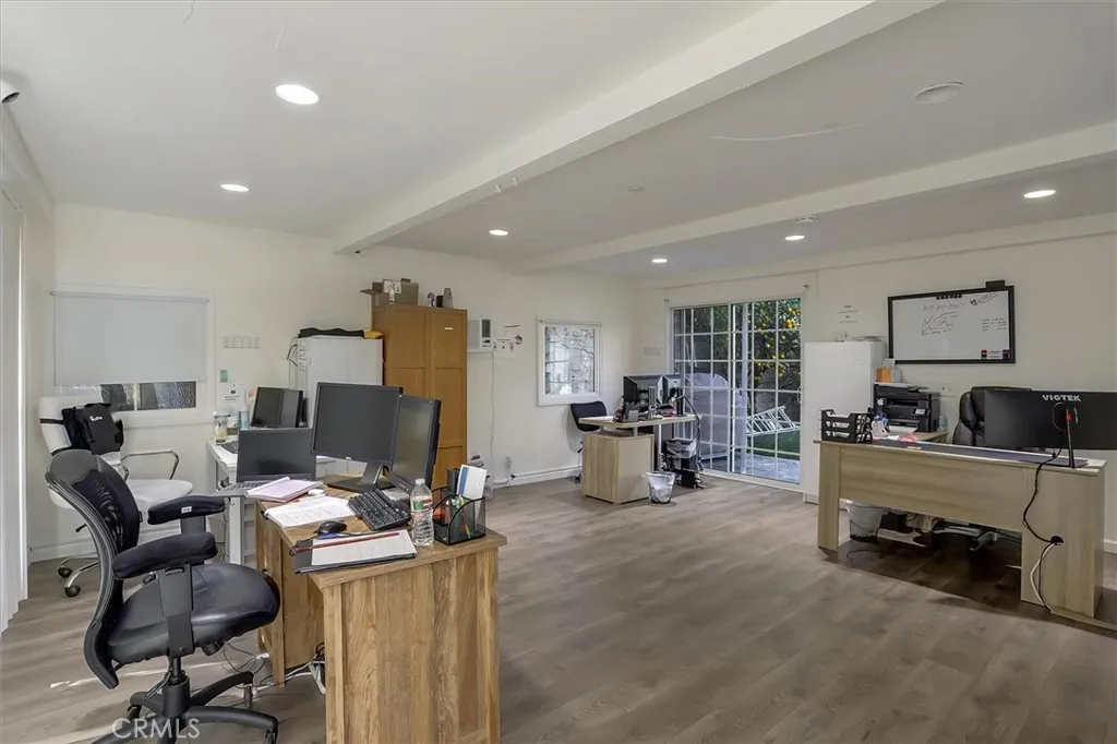23130 Oxnard Street, Woodland Hills, California 91367 home-pic-36