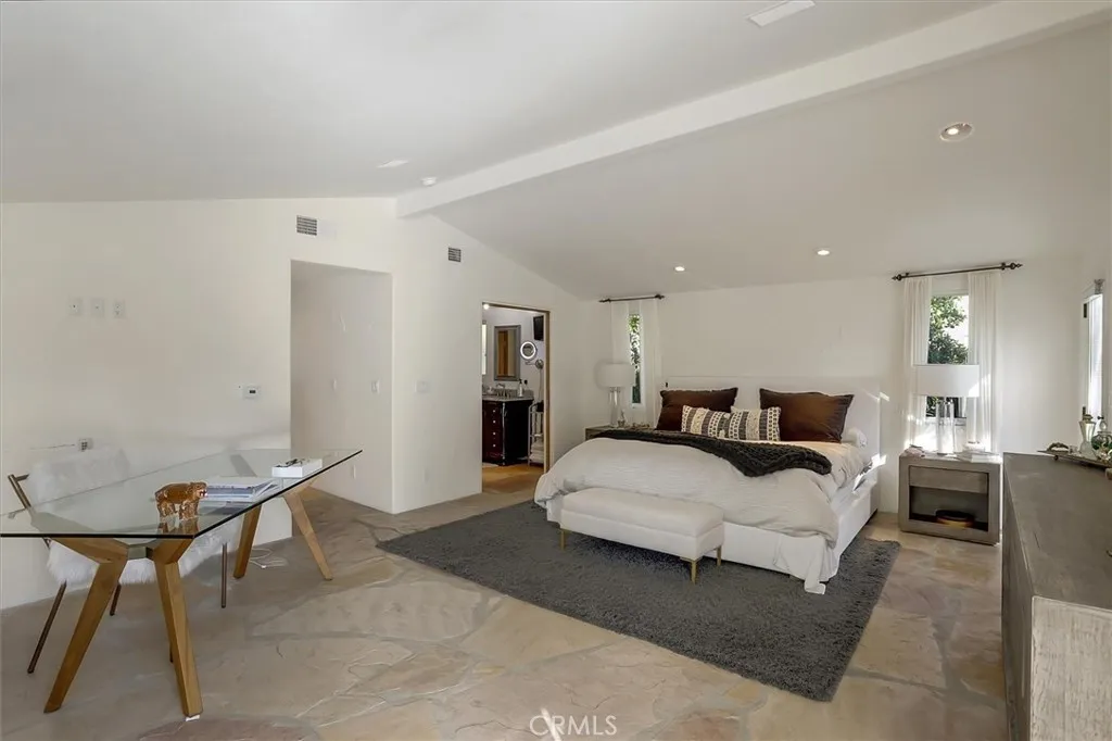 23130 Oxnard Street, Woodland Hills, California 91367 home-pic-14