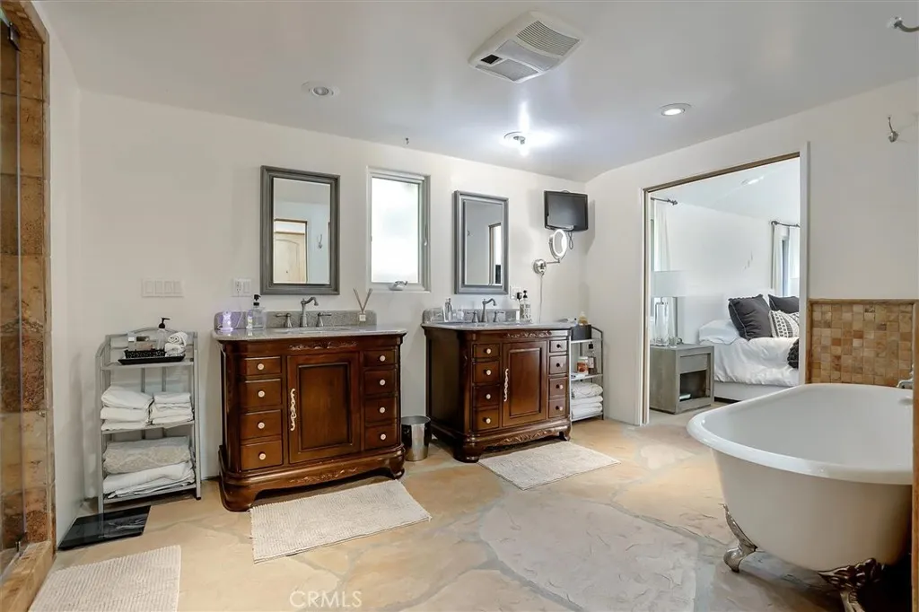23130 Oxnard Street, Woodland Hills, California 91367 home-pic-17