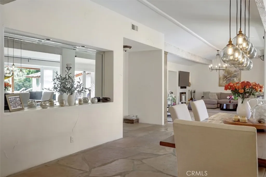 23130 Oxnard Street, Woodland Hills, California 91367 home-pic-12