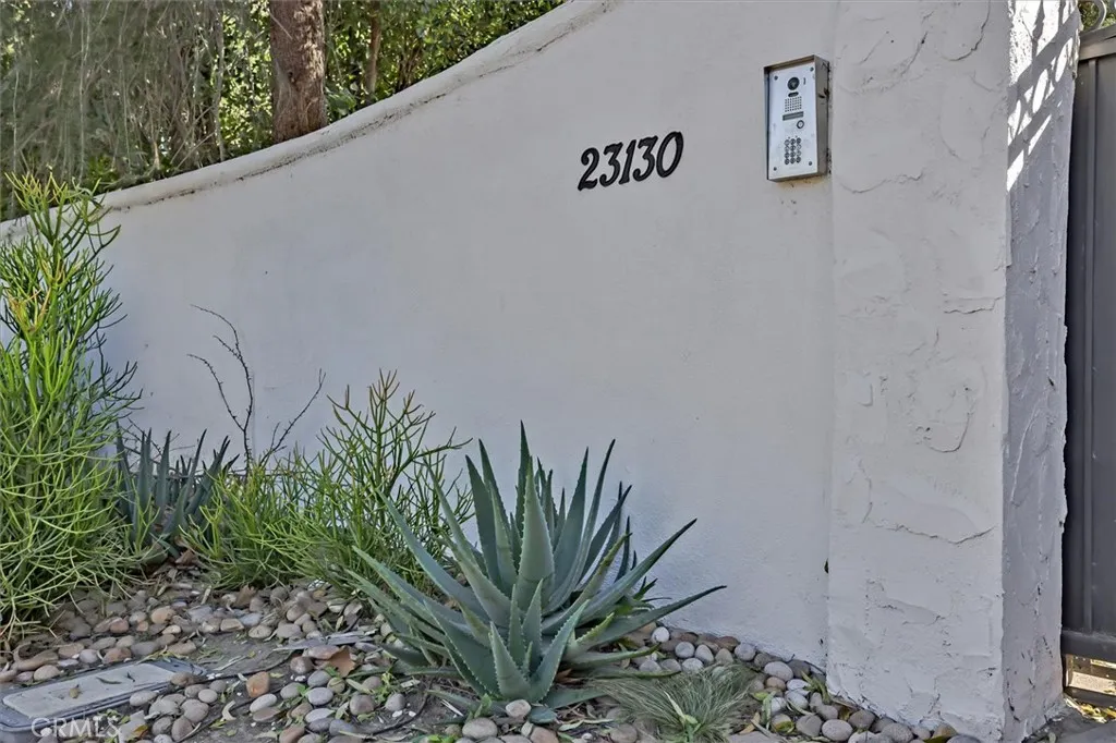 23130 Oxnard Street, Woodland Hills, California 91367 home-pic-1