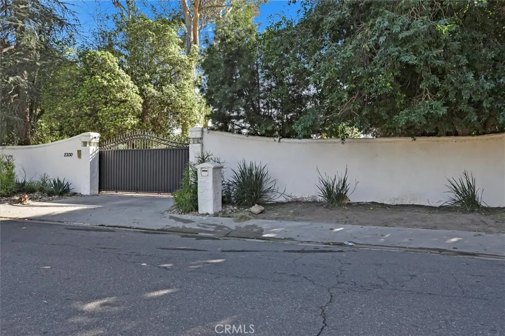 23130 Oxnard Street, Woodland Hills, California 91367 home-pic-3