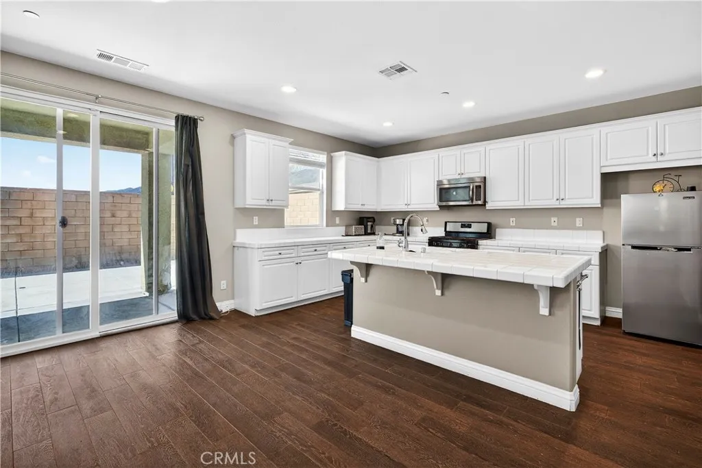 4758 Casillas Way, Fontana, California 92336 home-pic-6
