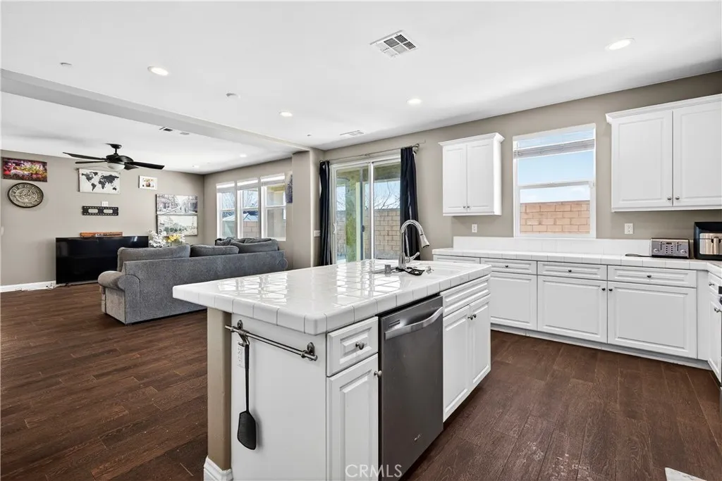 4758 Casillas Way, Fontana, California 92336 home-pic-8