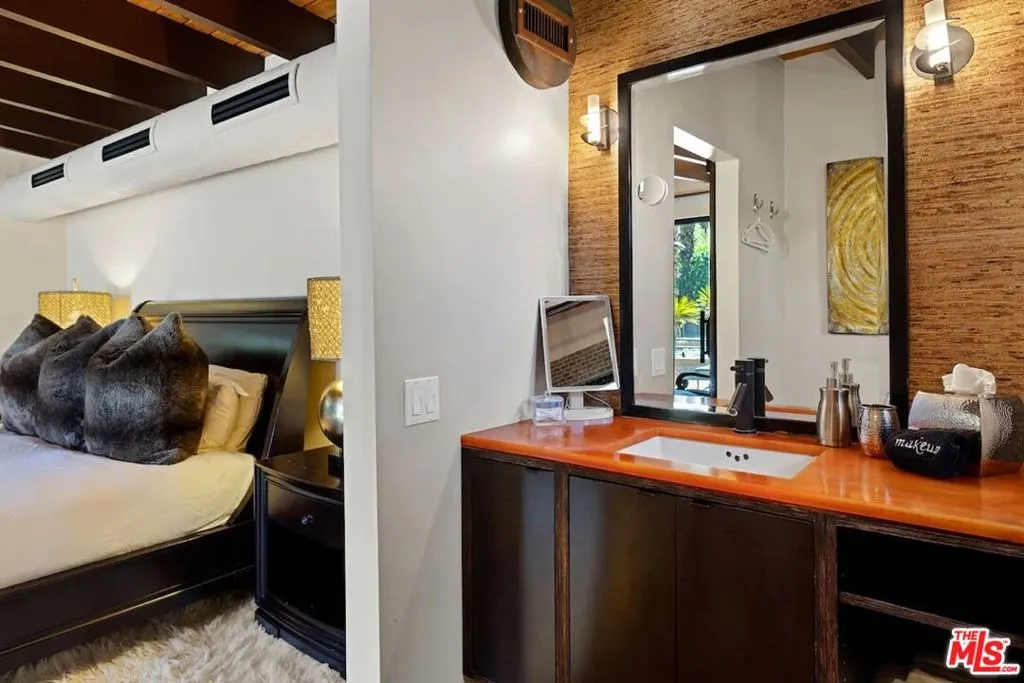 775 N N Mission Road, Palm Springs, California 92262 home-pic-16