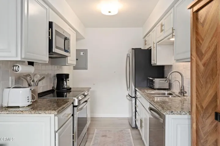 06 - Kitchen