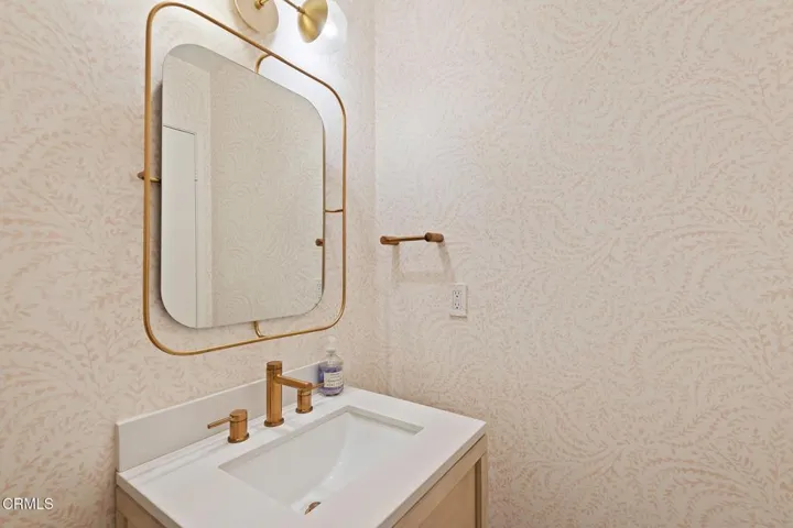 11 - Powder Room