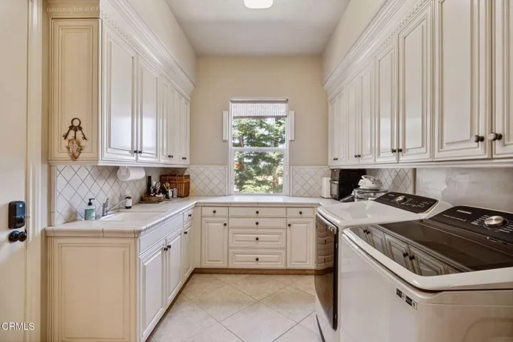 Laundry room 1