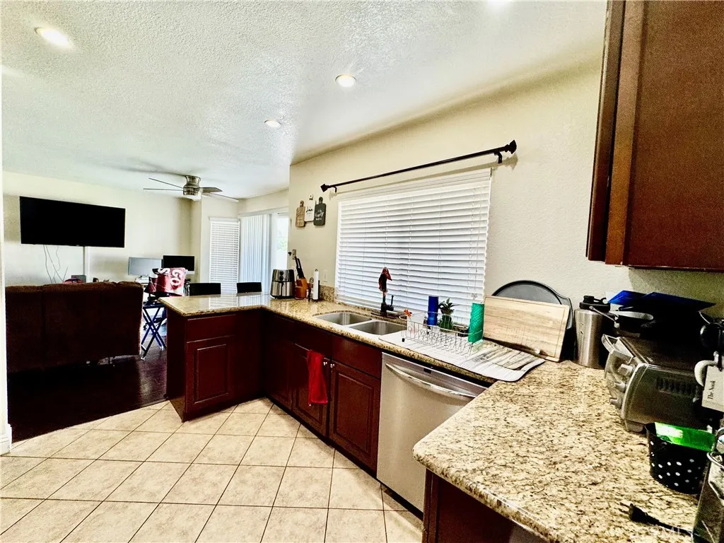 11308 Sherwood Court, Fontana, California 92337 home-pic-7