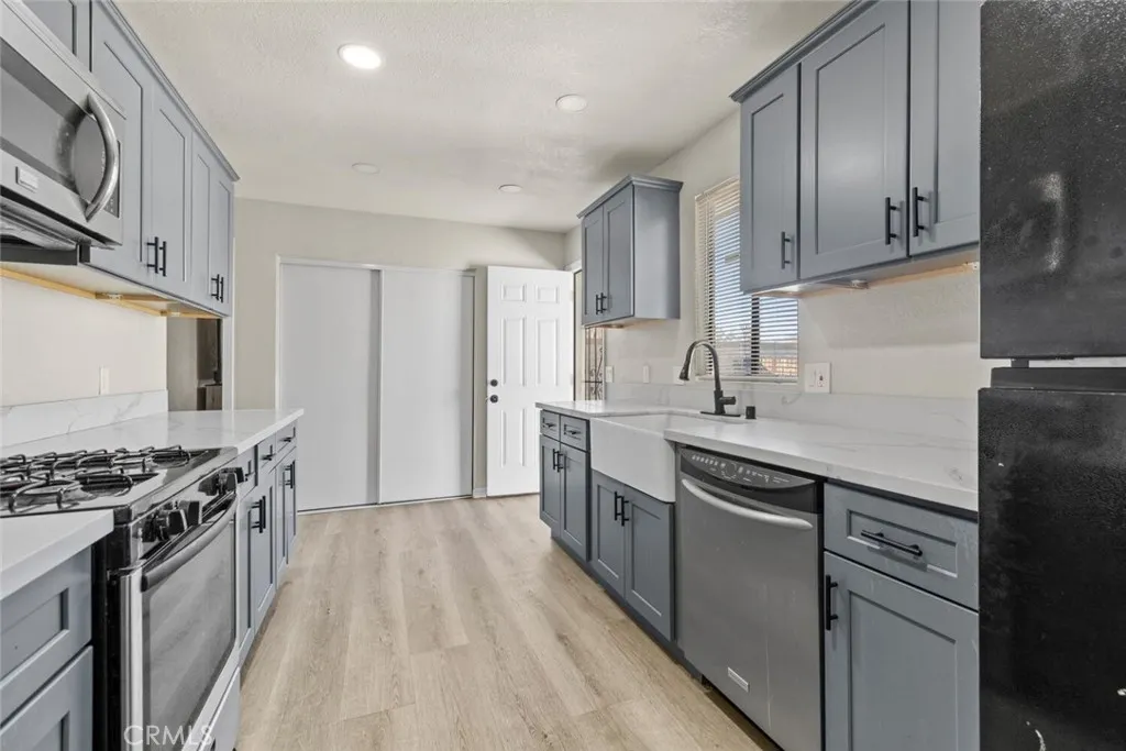 44053 Canyon Way, Lancaster, California 93535 home-pic-7