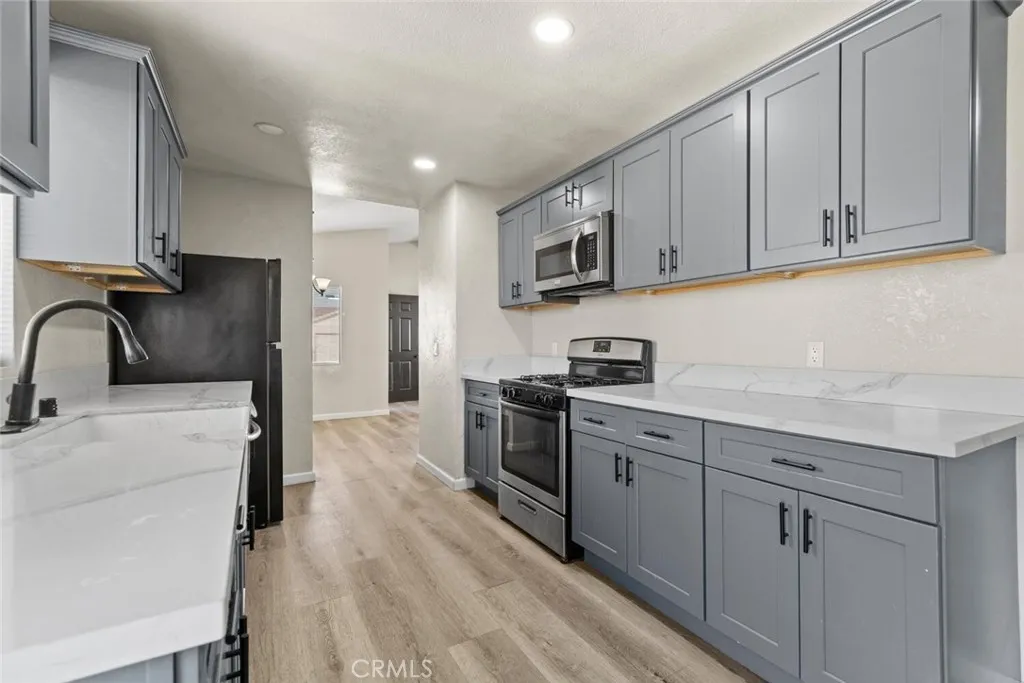 44053 Canyon Way, Lancaster, California 93535 home-pic-9