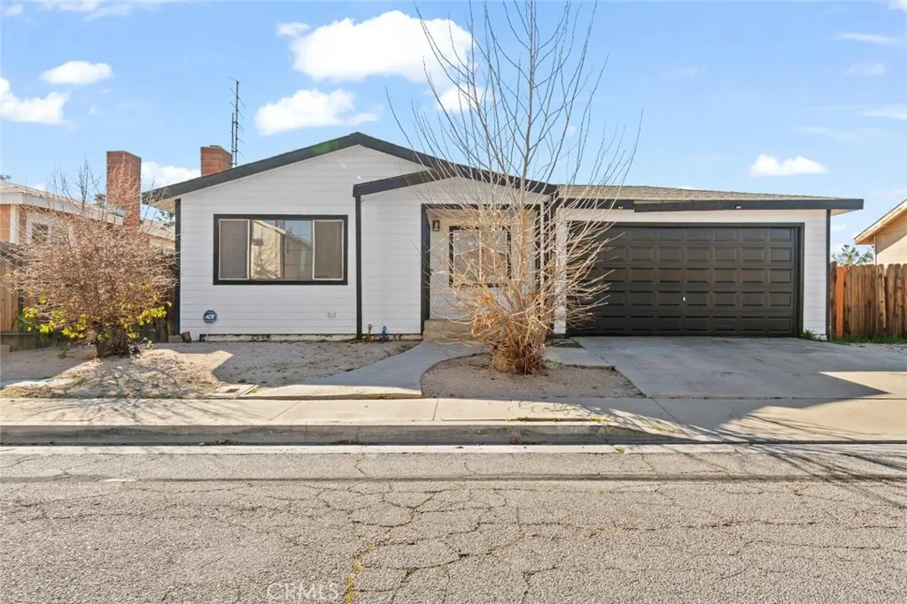 44053 Canyon Way, Lancaster, California 93535 home-pic-1